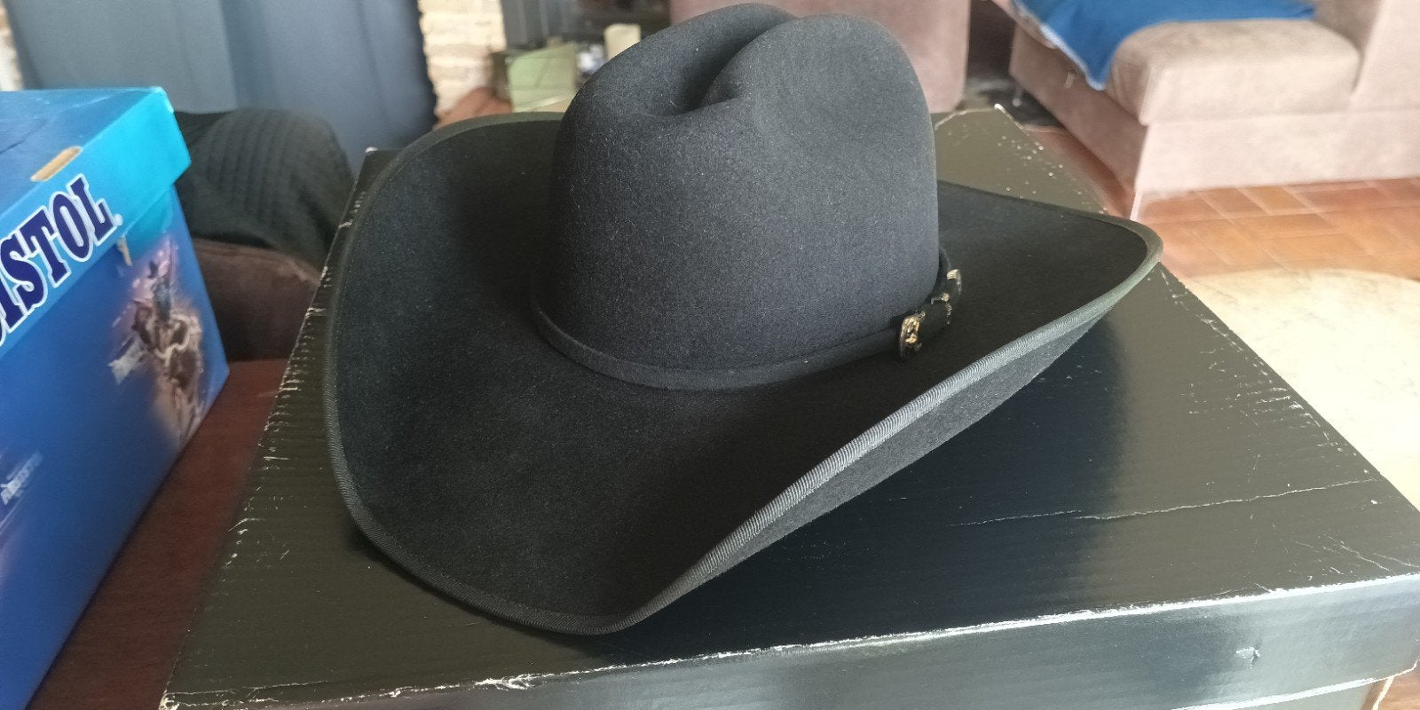 Nieuwe Cavender's cowboyhoed, Ophalen
