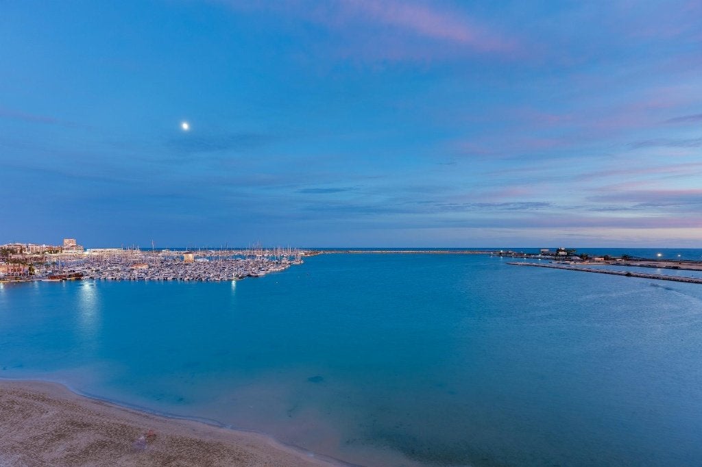 Eerstelijns appartement met open zeezicht/Torrevieja, 110 m², Torrevieja, Spanje, 2 kamers