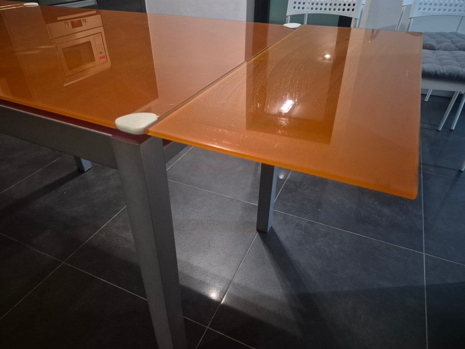 Glazen oranje eettafel, Ophalen