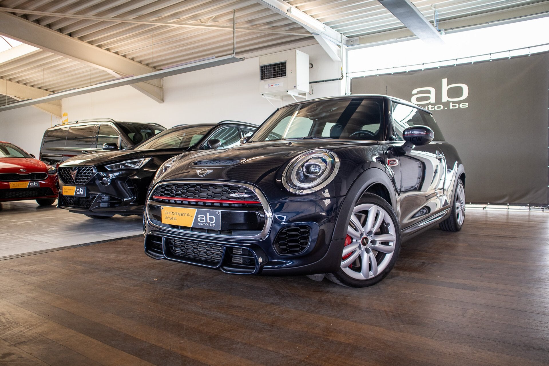 MINI John Cooper Works 2.0 AUTOMAAT, JCW, KEYLESS, HARMAN/K, 4 zetels, 0 cilinders, USB, Bedrijf