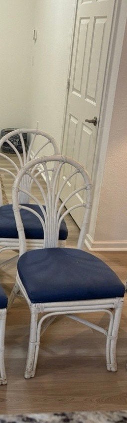 Paar witte stoelen bamboe en rotan met gestoffeerde zitting, Huis en Inrichting, Ophalen