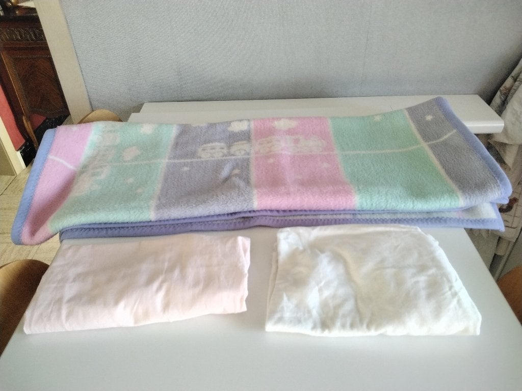 Set van 2 hoeslakens van 60x120 en lichte deken  Courtelle, Gebruikt, Jongetje of Meisje, Ophalen of Verzenden, Roze