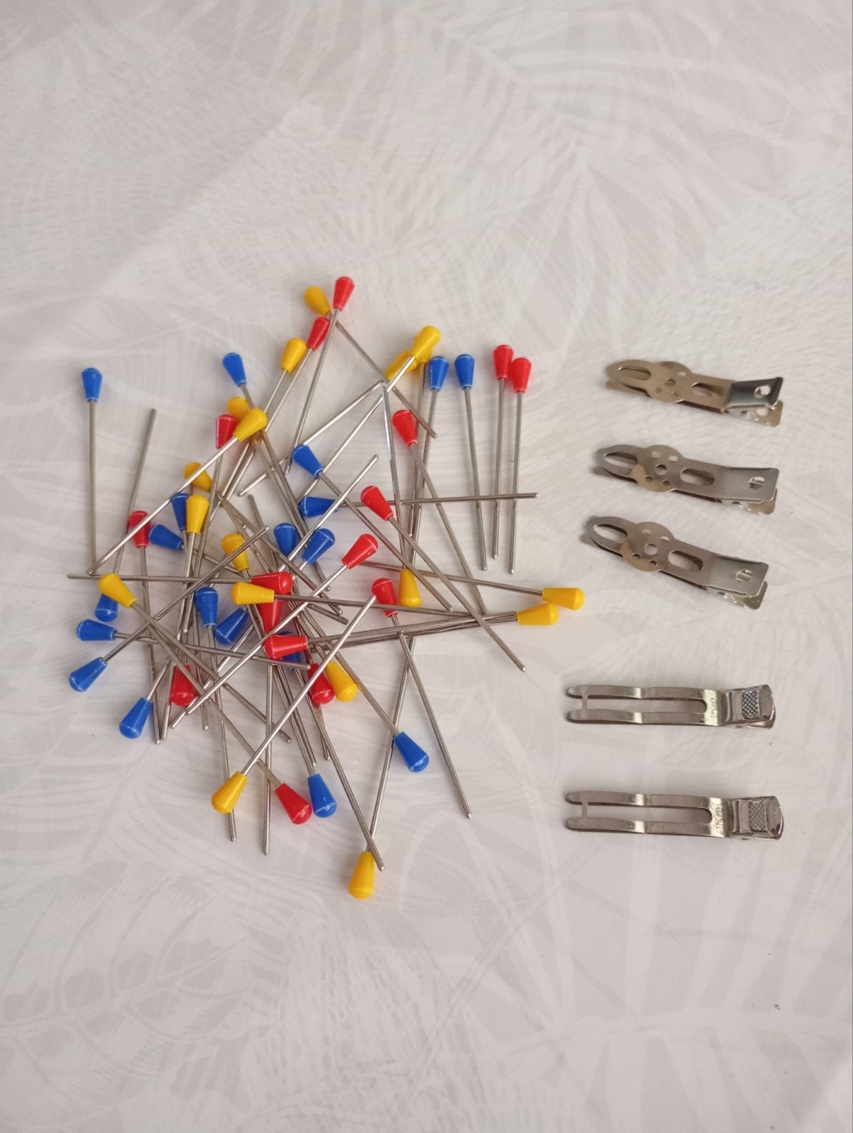 Lot de 52 épingles vintage colorées et 5 pinces de coiffure, Enlèvement ou Envoi