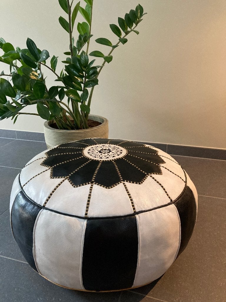 Pouf méridional authentique entièrement en cuir - noir/blanc, Enlèvement ou Envoi, Rond, Utilisé, 50 à 75 cm