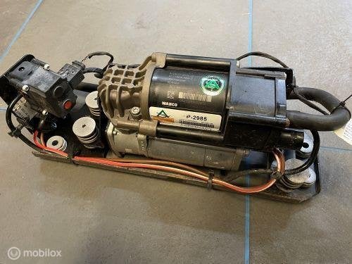 Luchtpomp BMW 5-serie Touring F11LCI ('13-'17) 37206875176, Gebruikt, Ophalen of Verzenden, BMW, BMW