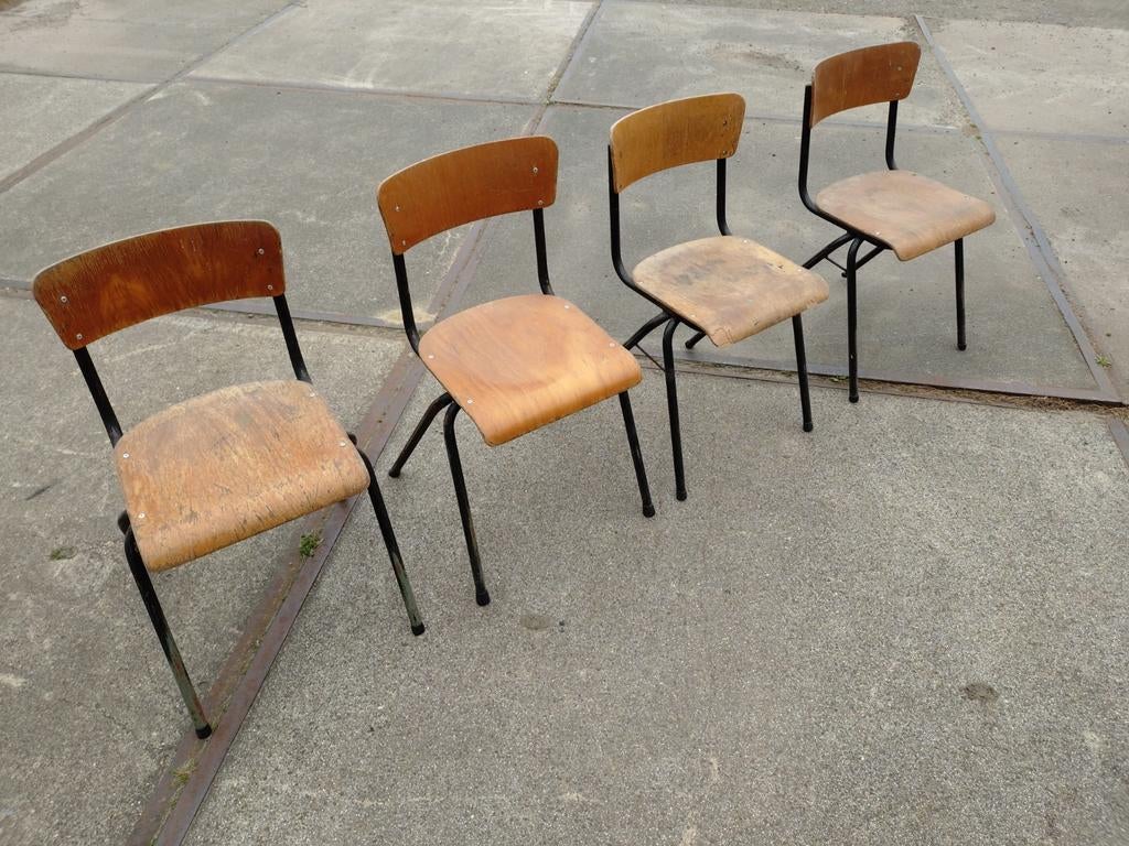 Oude schoolstoelen, Ophalen