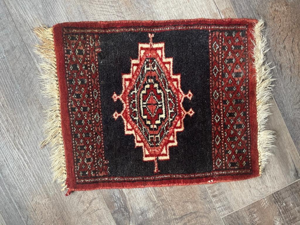 Petit tapis (persan) noué à la main 31x37cm, Antiquités & Art, Enlèvement ou Envoi