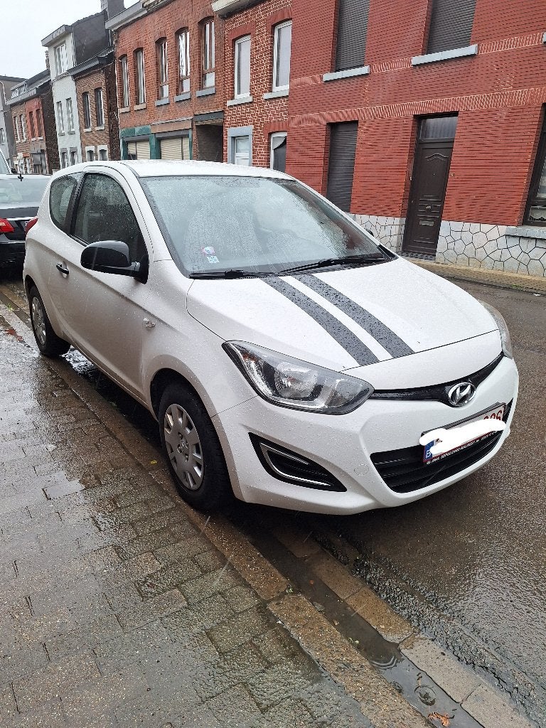 Hyundai i20 2013 benzine 181000km, Auto's, Voorwielaandrijving, Euro 5, Stof, Zwart