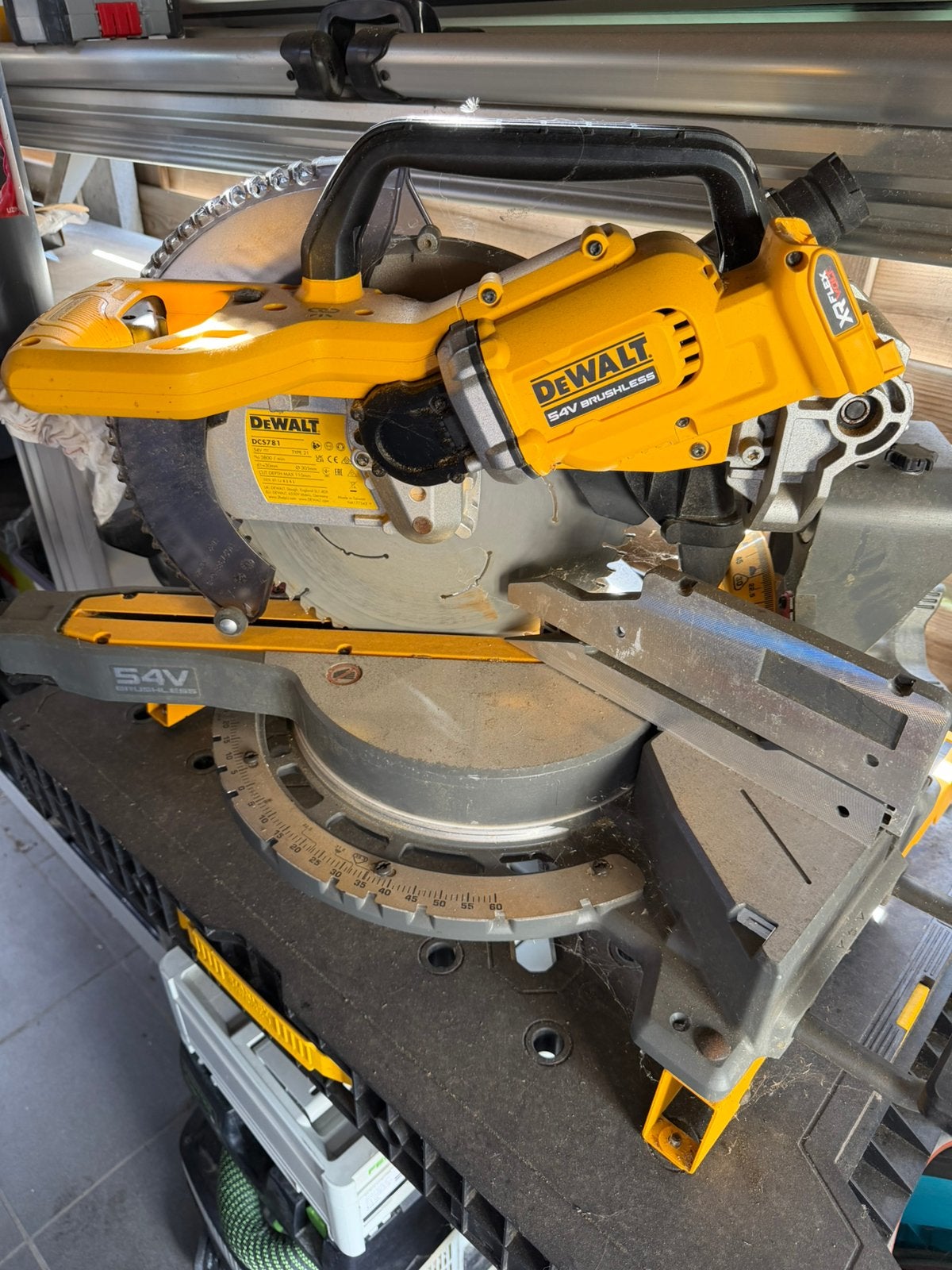 Dewalt dcs 781 accu afkortzaag met onderstel, Bricolage & Construction, Enlèvement, Utilisé, Scie à onglet