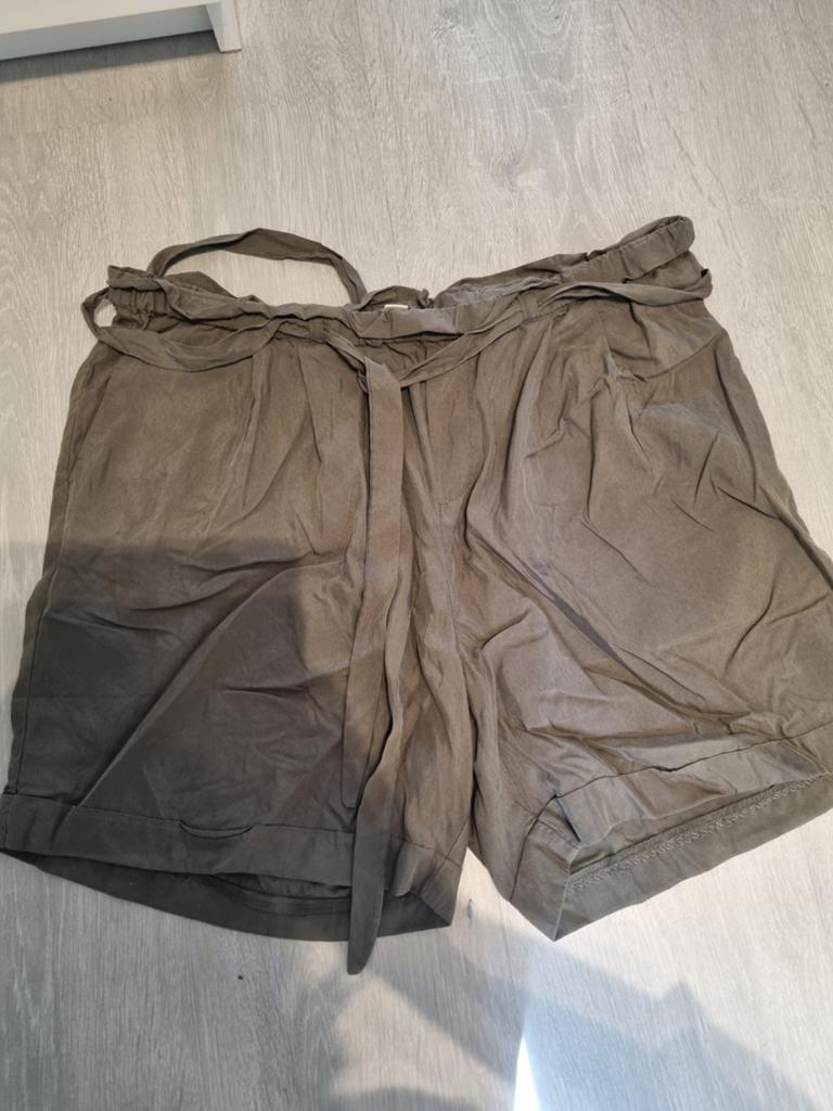 Short mat 42 van esprit, Kleding | Dames, Broeken en Pantalons, Ophalen of Verzenden