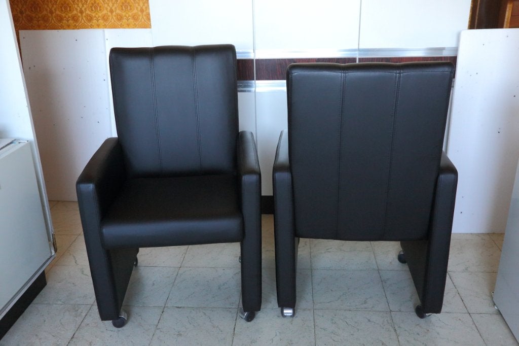 Twee lederen zetelstoelen op wieltjes, Ophalen, Gebruikt, Zwart, Modern