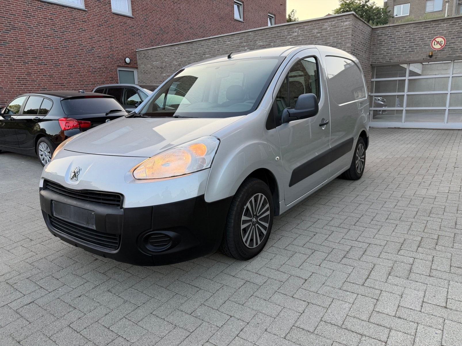 Peugeot Partner 1.6 e-HDi 2013 — 164DKM — Automaat — Gekeurd, Achat, 3 places, Noir, Diesel