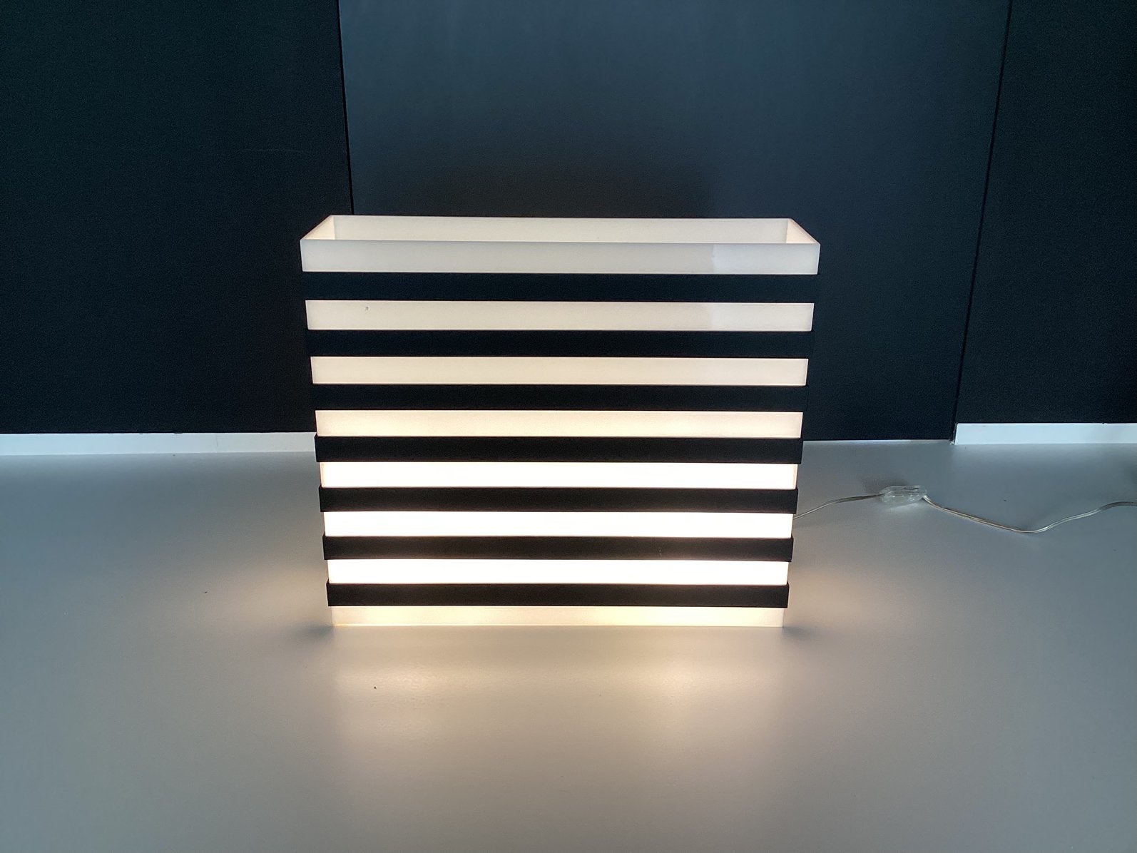 Lampadaire/lampe sur socle design vintage - plexiglas, Maison & Meubles, Blanc, Enlèvement, Comme neuf, Design
