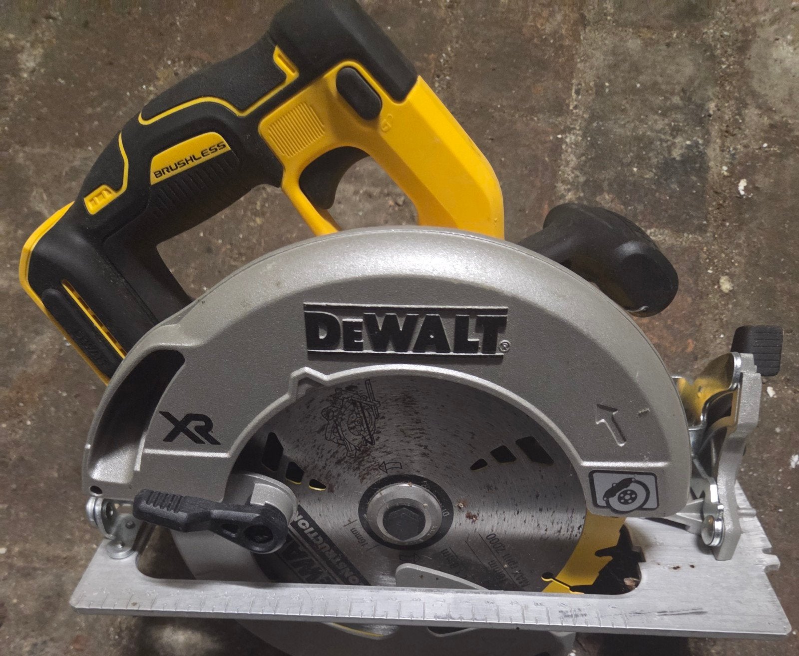 DEWALT DCS570 – Scie circulaire, Enlèvement, Comme neuf, Scie, DeWalt