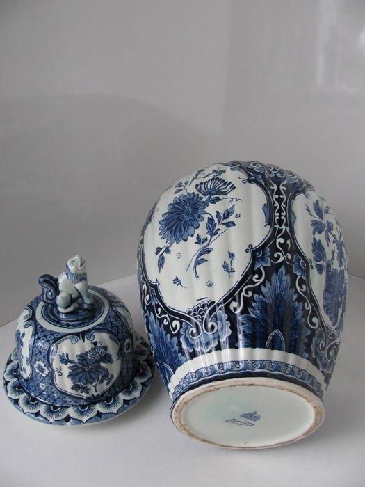 Delftsblauwe vaas met rijk versierd deksel, Antiek en Kunst, Antiek | Vazen, Ophalen