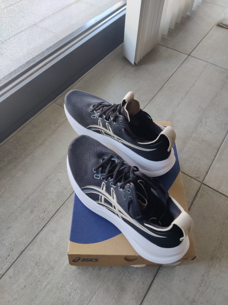 Asics Gel Nimbus 28, maat 46 Breed(2E), Ophalen, Hardloopschoenen, Zo goed als nieuw, Hardlopen