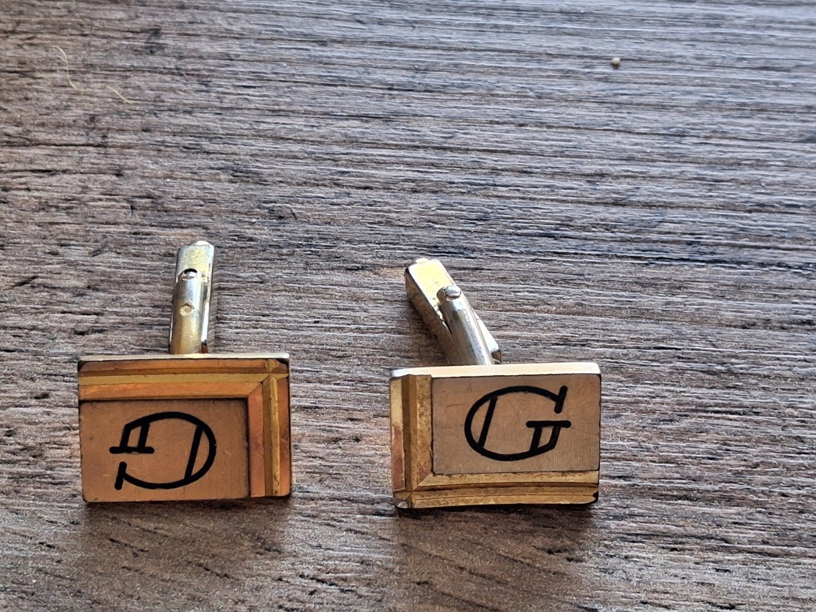 Boutons de manchette : Givenchy, Envoi