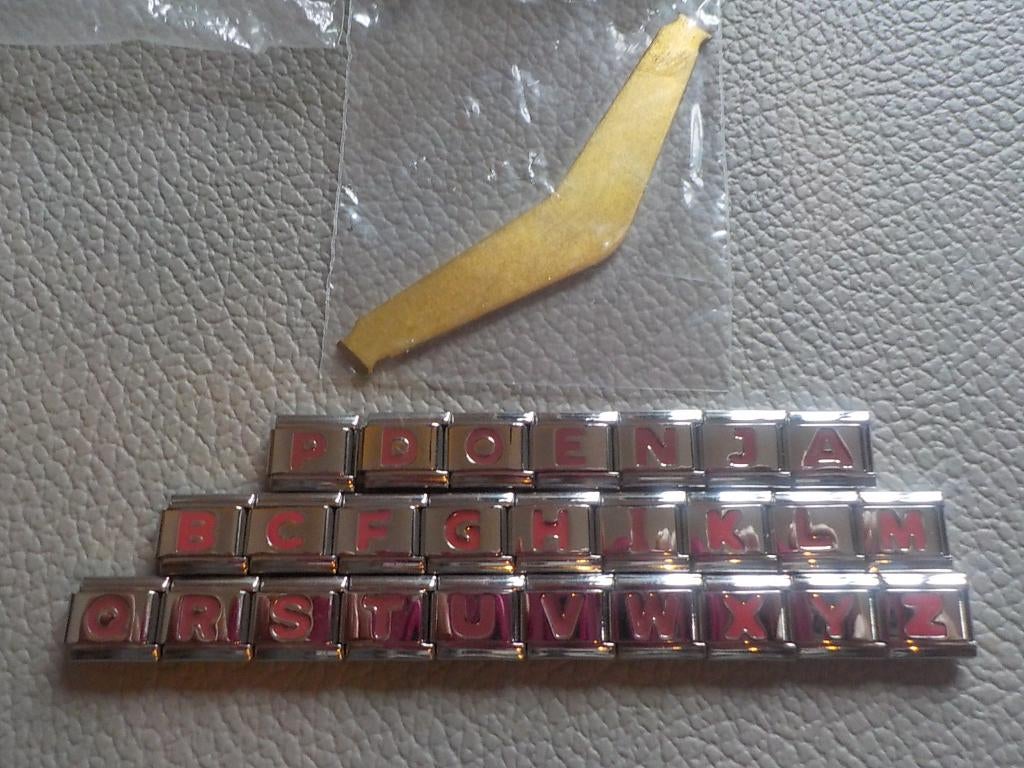 26 X Italiaanse Bedels bedelarmband Uberry 9mm roze letters, Handtassen en Accessoires, Armbanden, Staal, Nieuw, Ophalen of Verzenden