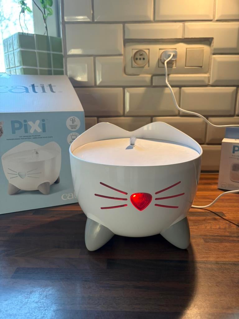 Fontaine à eau pour chat + 5 recharges (filtres), Animaux & Accessoires, Enlèvement, Comme neuf