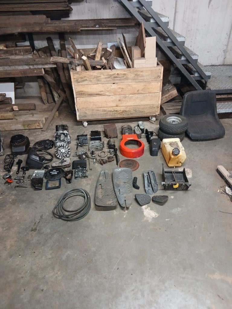 Zitmaaier en grasmaaier onderdelen en een kompleete motor, Enlèvement