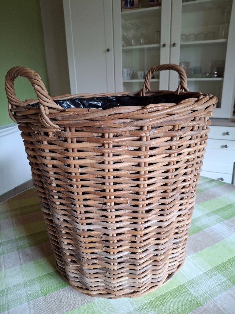 NIEUWE stevige rieten mand voor hout, plant  ofzo....., Huis en Inrichting, Ophalen, Nieuw