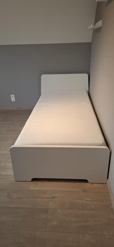Enkel bed met matras, Huis en Inrichting, Ophalen, Zo goed als nieuw