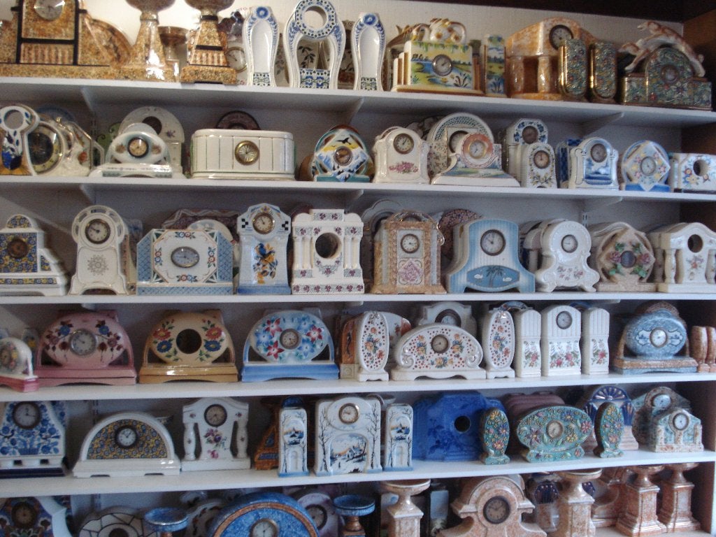 Horloge en faience, Enlèvement