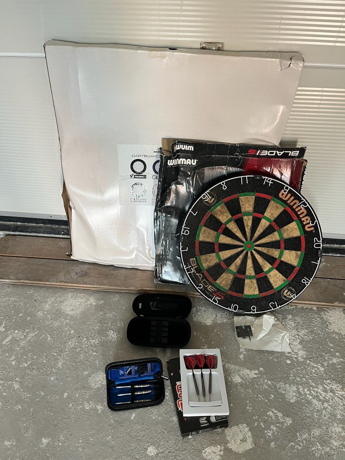 Dartsbord + beschermhoes + 2 etuis + 6 pijltjes, Sport en Fitness, Ophalen, Gebruikt, Dartbord met pijlen