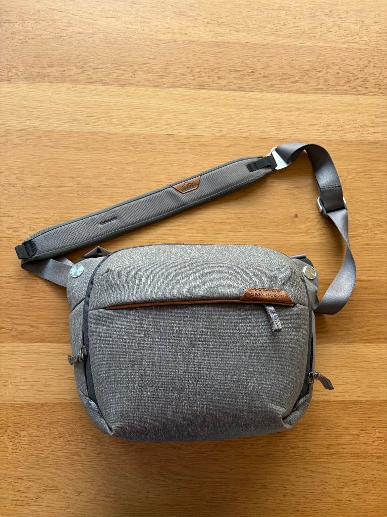 Peak Design Everyday Sling (ash grijs) fototas, Gris, Enlèvement ou Envoi, Utilisé, Organisation modulable