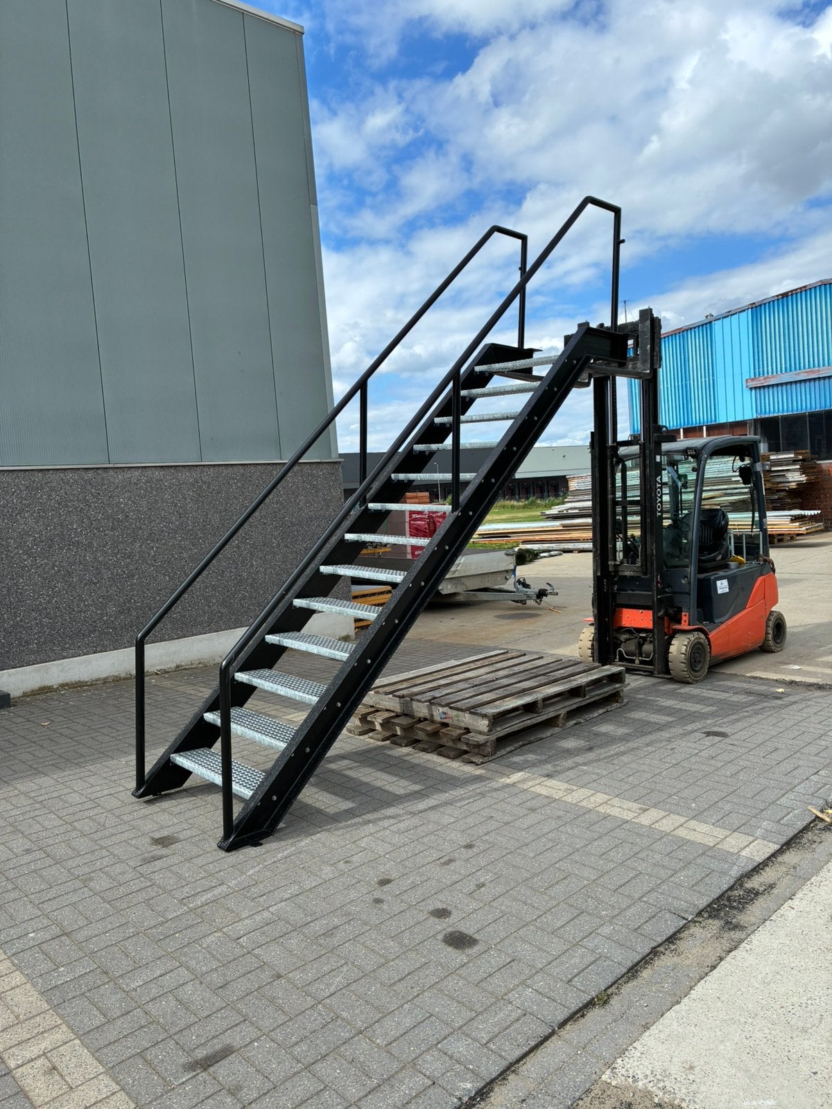 Metalen trap met dubbele leuning, Doe-het-zelf en Bouw, Ladders en Trappen, Gebruikt, Trap, 2 tot 4 meter, Ophalen of Verzenden
