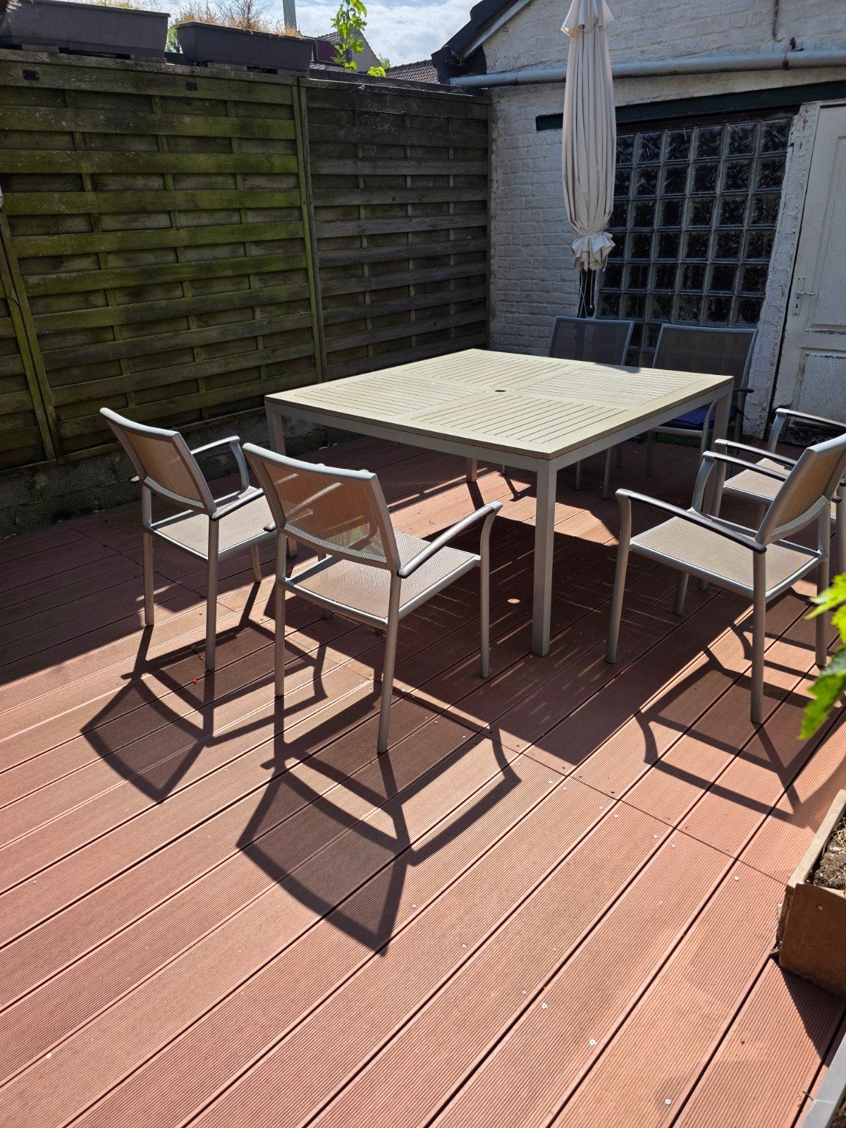 table carrée 145x145 + 6 chaises . jardin ou terrasse., Enlèvement
