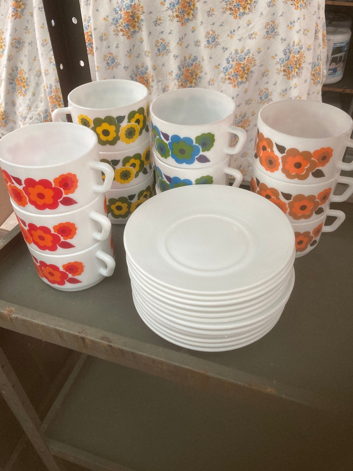 Set van  12 tassen en ondertassen van Arcopal France, Enlèvement, Comme neuf, Vintage