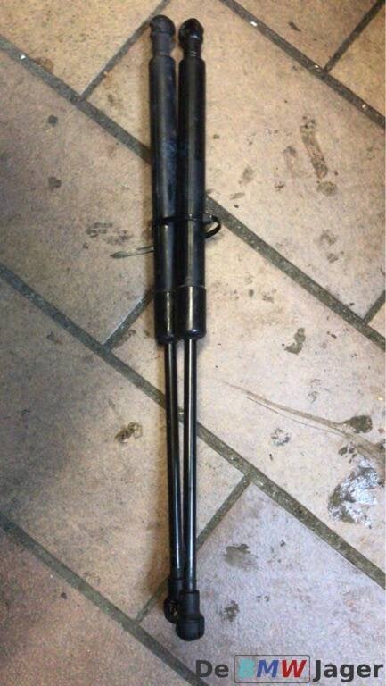 Gasveer motorkap BMW E81 E82 E87 E88 51237118370, Gebruikt, Ophalen of Verzenden, BMW, BMW