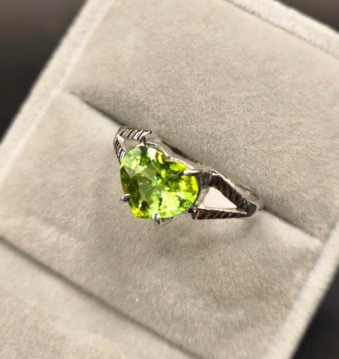 Zilveren ring met groene Toermalijn edelsteen in hartvorm, 19 tot 20, Nieuw, Ophalen of Verzenden, Met edelsteen