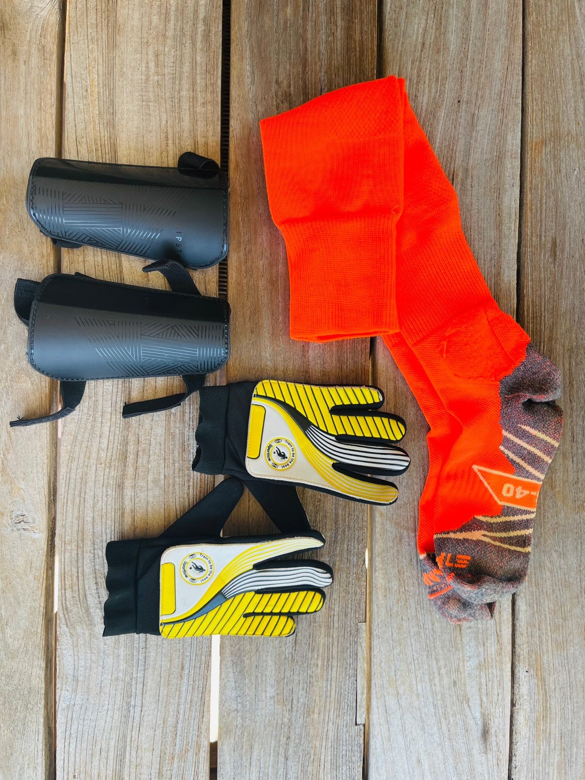 Voetbal:  handschoenen,scheenbeenbeschermers & kousen       , Sport en Fitness, Voetbal, Ophalen, Zo goed als nieuw, Handschoenen