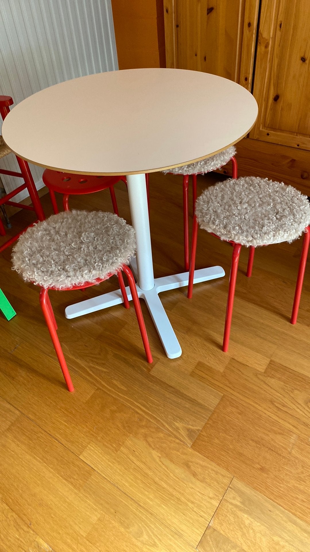 Table ronde avec 4 tabourets, Enlèvement, Comme neuf, Quatre personnes, Rond