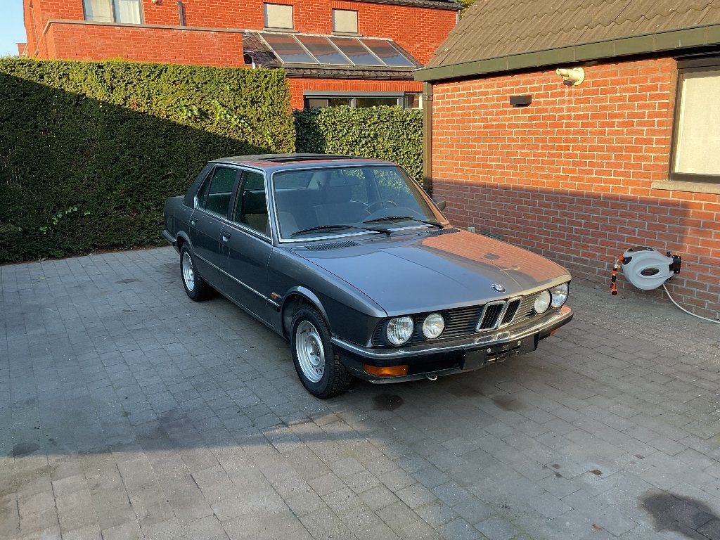 BMW 520i Handgeschakeld  1982, Auto's, Grijs, Particulier, Zilver of Grijs, 4 deurs