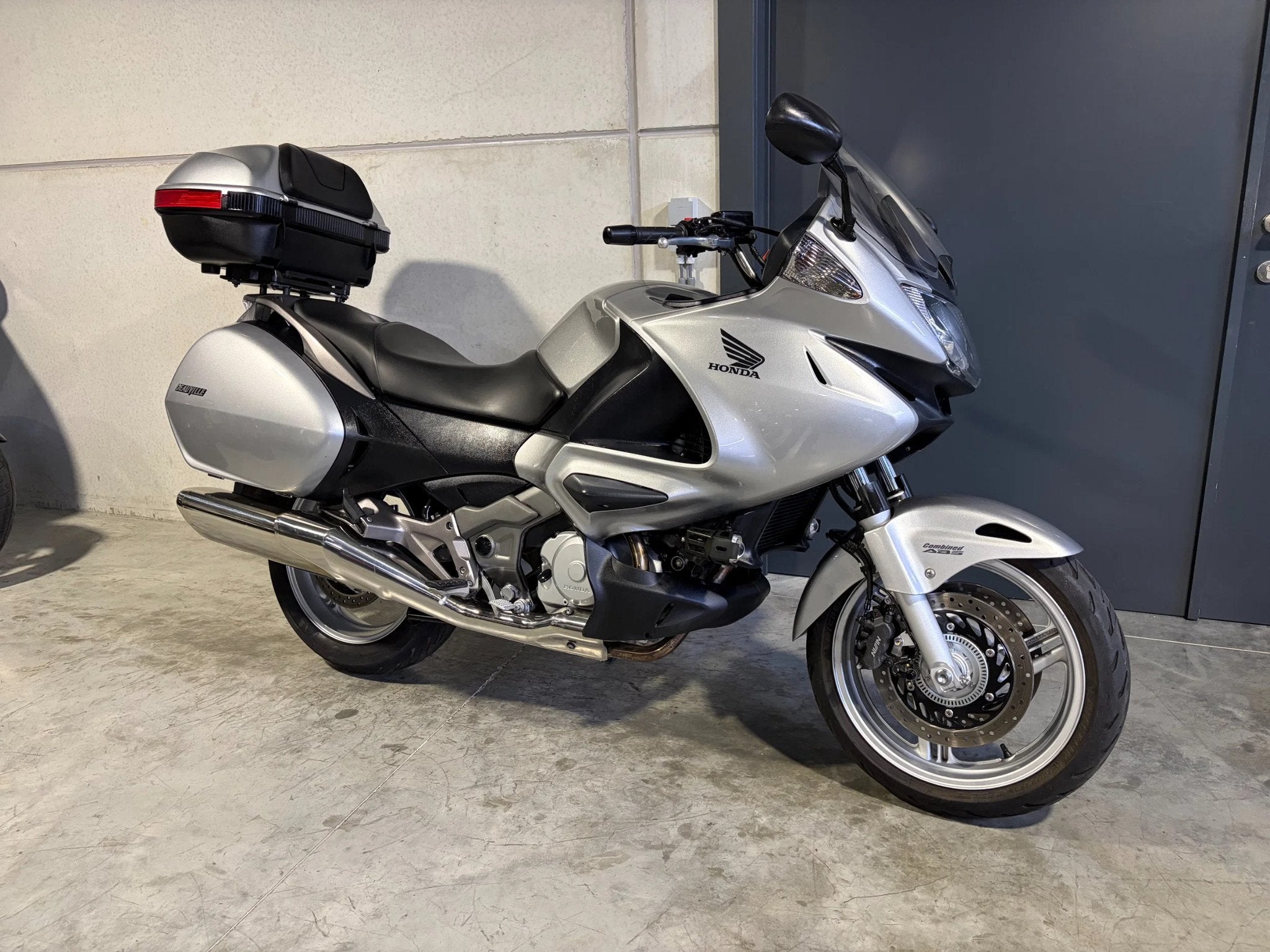 Honda Deauville 700 met topcase en verstralers in zeer nette, 700 cc, Bedrijf, Meer dan 35 kW, Toermotor
