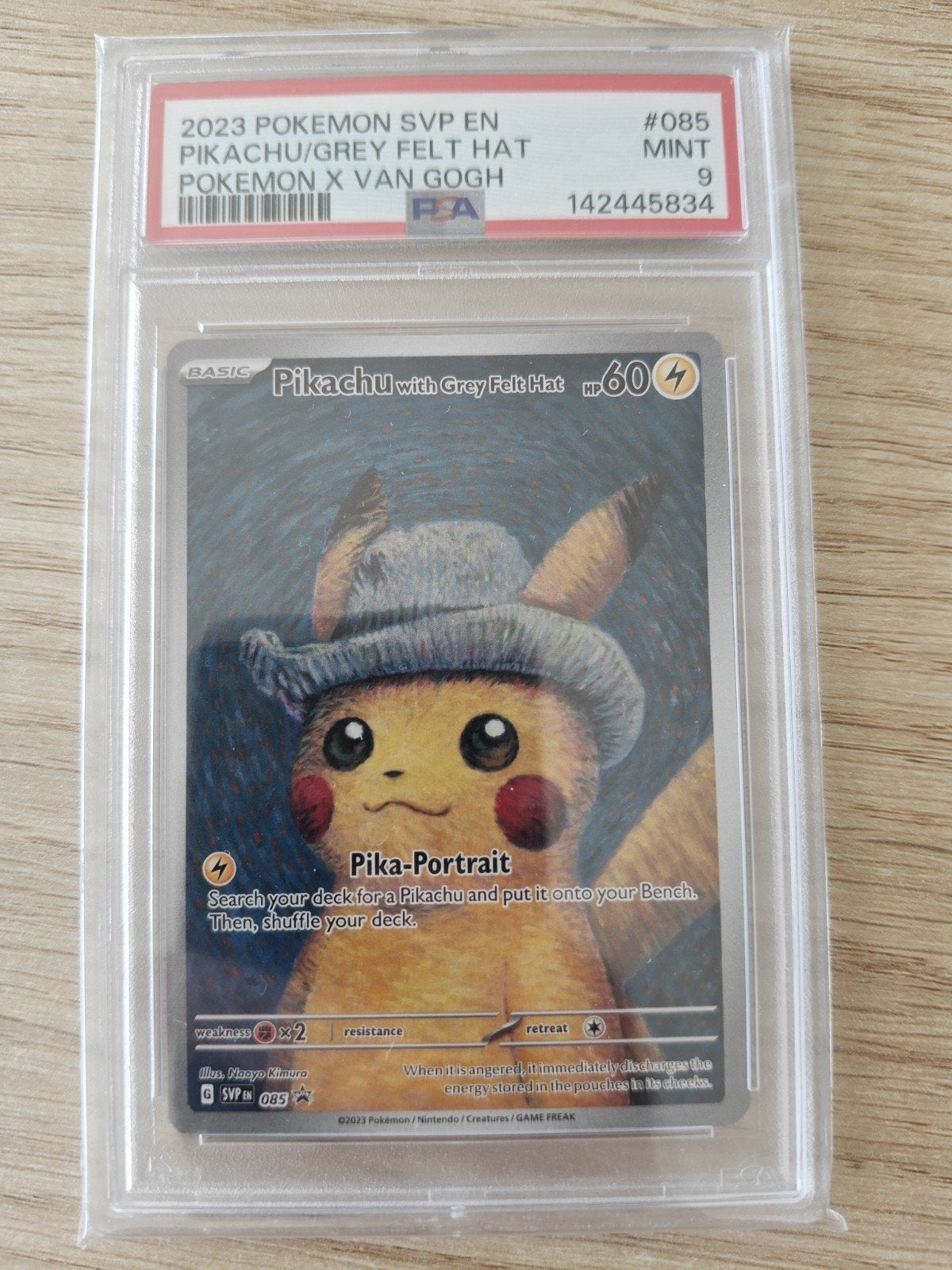 Pikachu/ Bonnet en feutre gris/Carte Pokémon Van Gogh PSA 9, Enlèvement ou Envoi, Neuf, Cartes en vrac, Foil