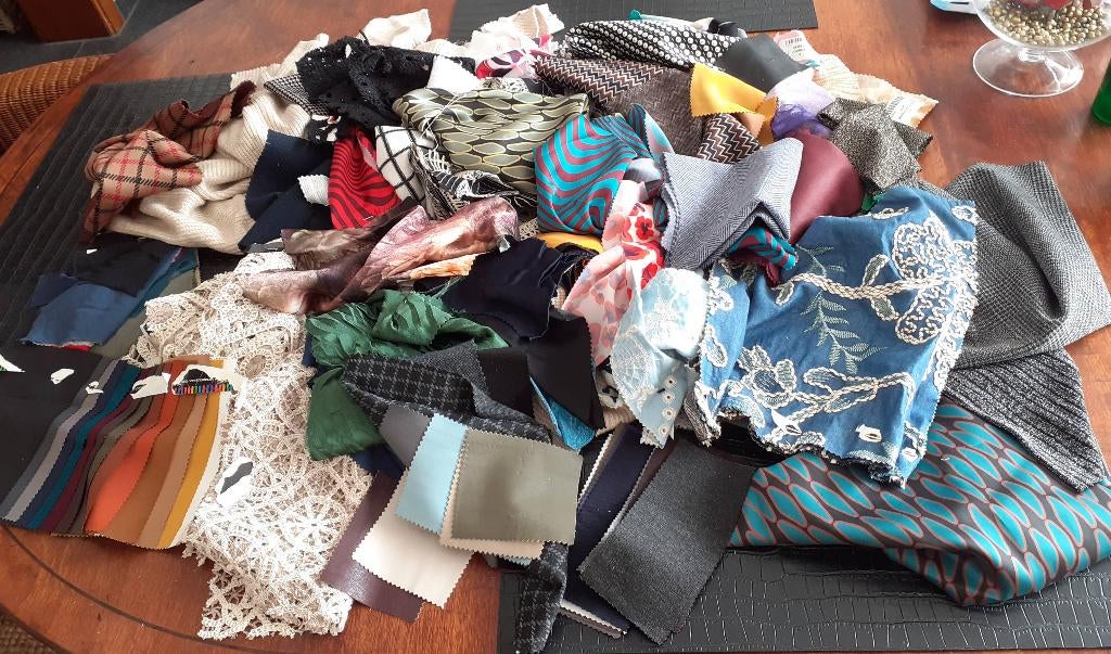 DIY grote zak vol restjes en lapjes stof lot 1, Hobby en Vrije tijd, Stoffen en Lappen, Ophalen of Verzenden, Nieuw, Overige materialen