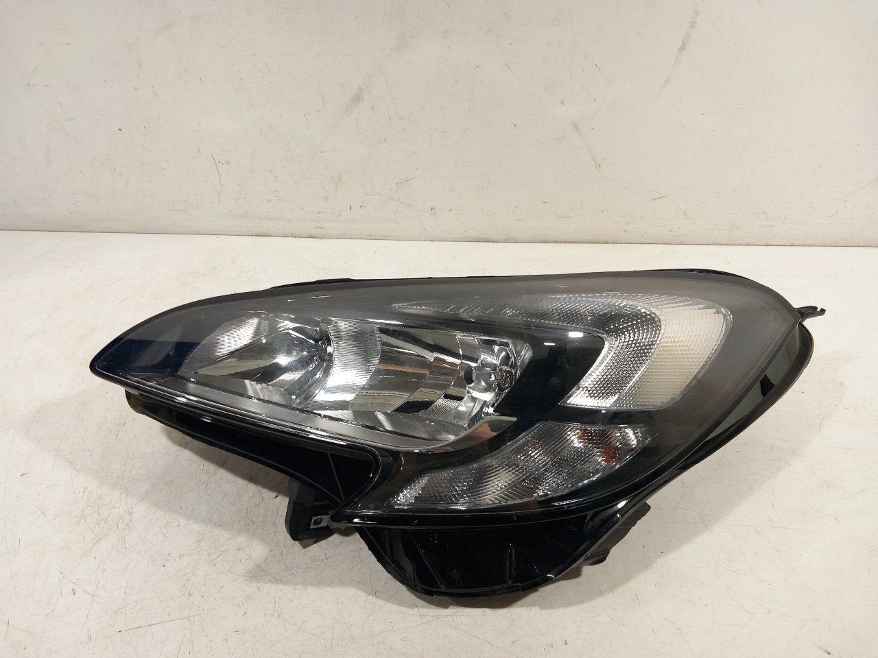 Koplamp links Opel Corsa, Onderdelen@venauto.nl, Van der Ven Autorecycling B.V., Ettenseweg 76, 4706 PB Roosendaal, The Netherlands