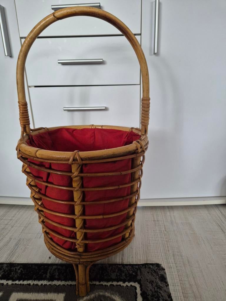 Panier en rotin avec doublure rouge, Maison & Meubles, Enlèvement ou Envoi, Panier