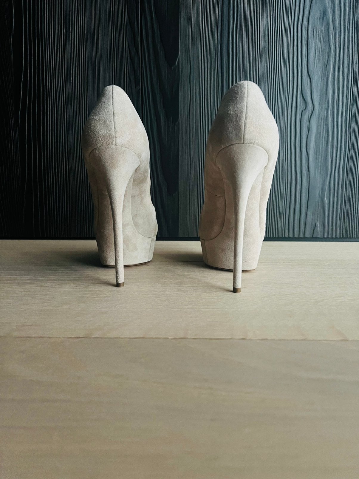 Escarpins en daim Casadei taille 41 blanc cassé italien, Enlèvement ou Envoi, Comme neuf, Blanc, Escarpins