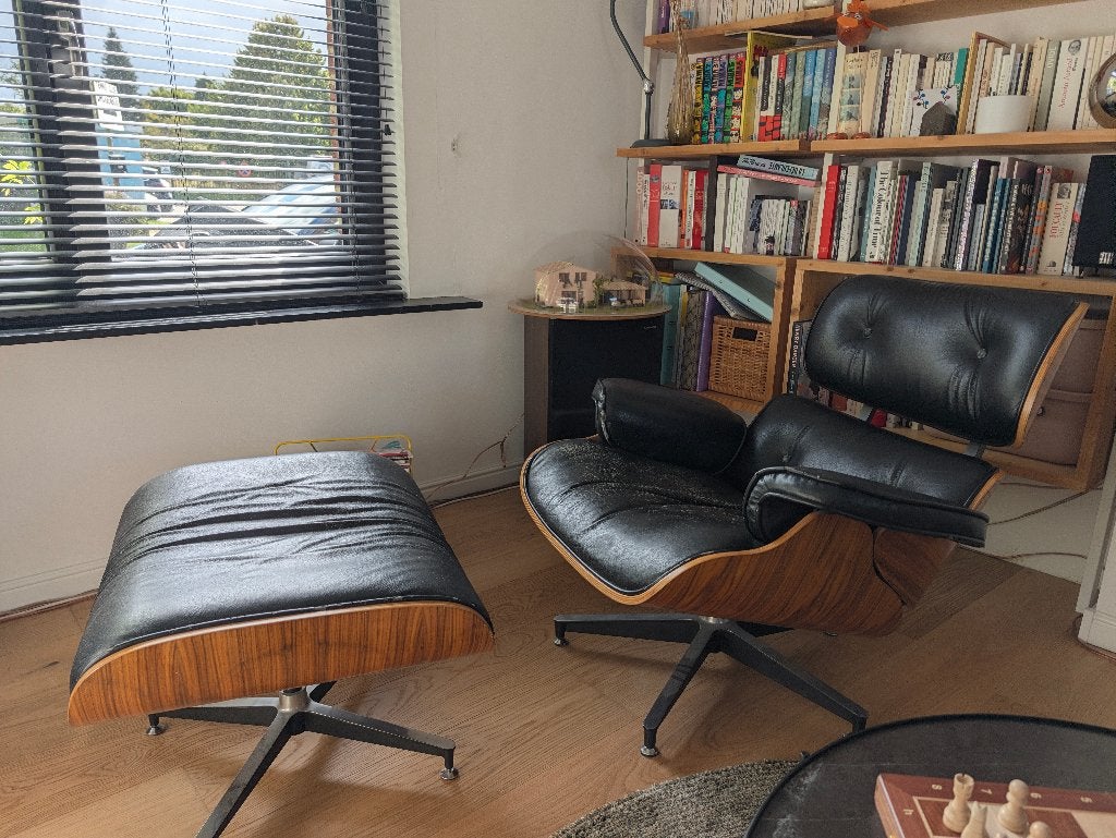 Ensemble Fauteuil lounge et ottoman style Eames, 75 à 100 cm, Bois, Enlèvement, Utilisé