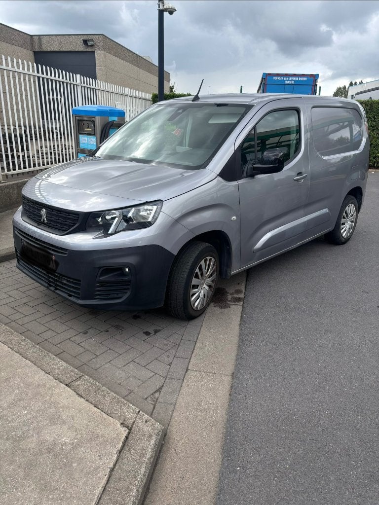 Jonge Peugeot partner met weinig kilometers in Nieuwstaat, Autos, Argent ou Gris, Achat, 3 places, Carnet d'entretien