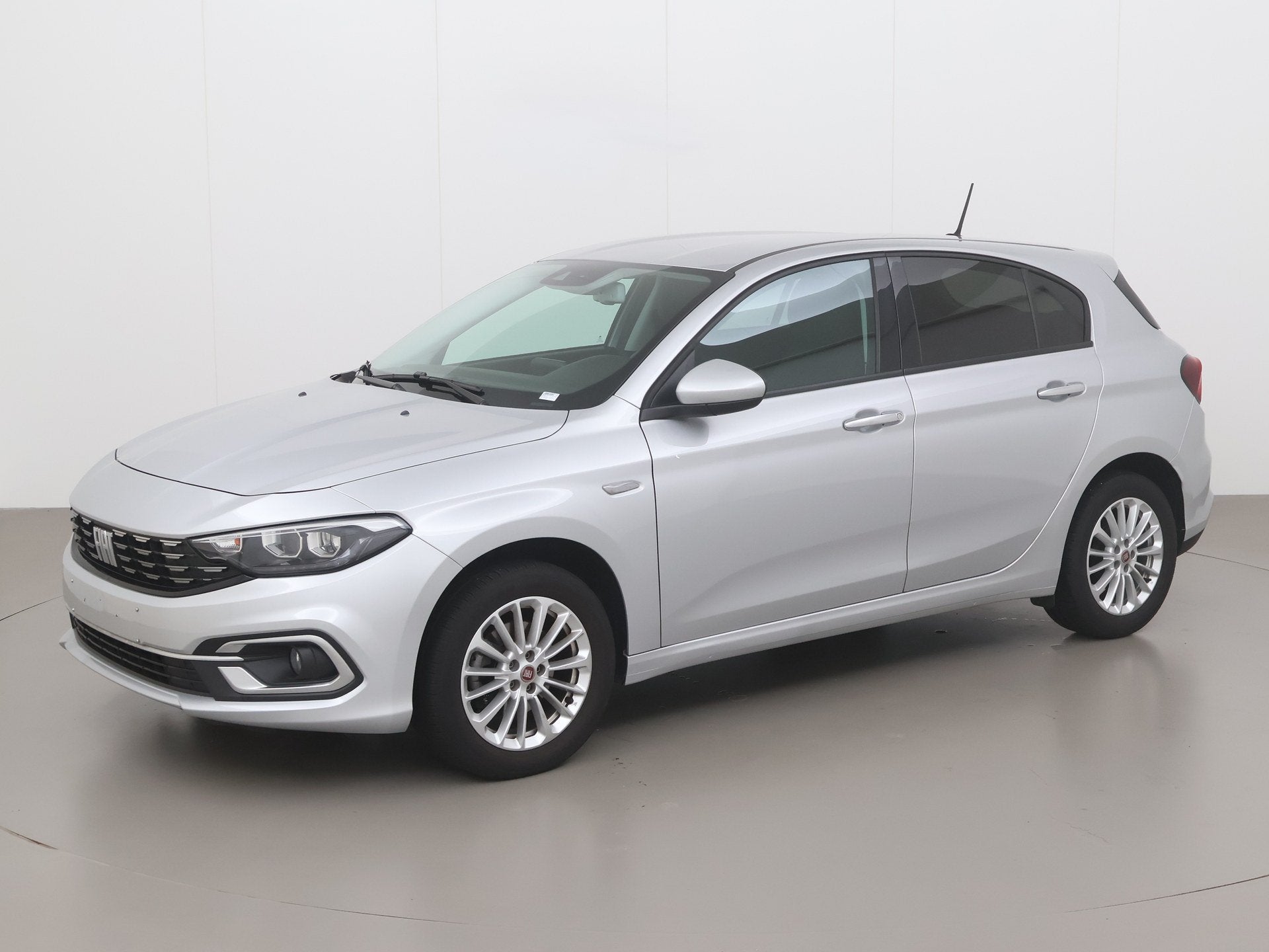 Fiat Tipo Hatchback t firefly life 101, Autos, Argent ou Gris, Achat, Entreprise, Boîte manuelle