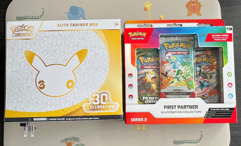 Pokémon 30th etb + first partner series 2 (2X beschikbaar), Ophalen, Nieuw, Boosterbox, Foil