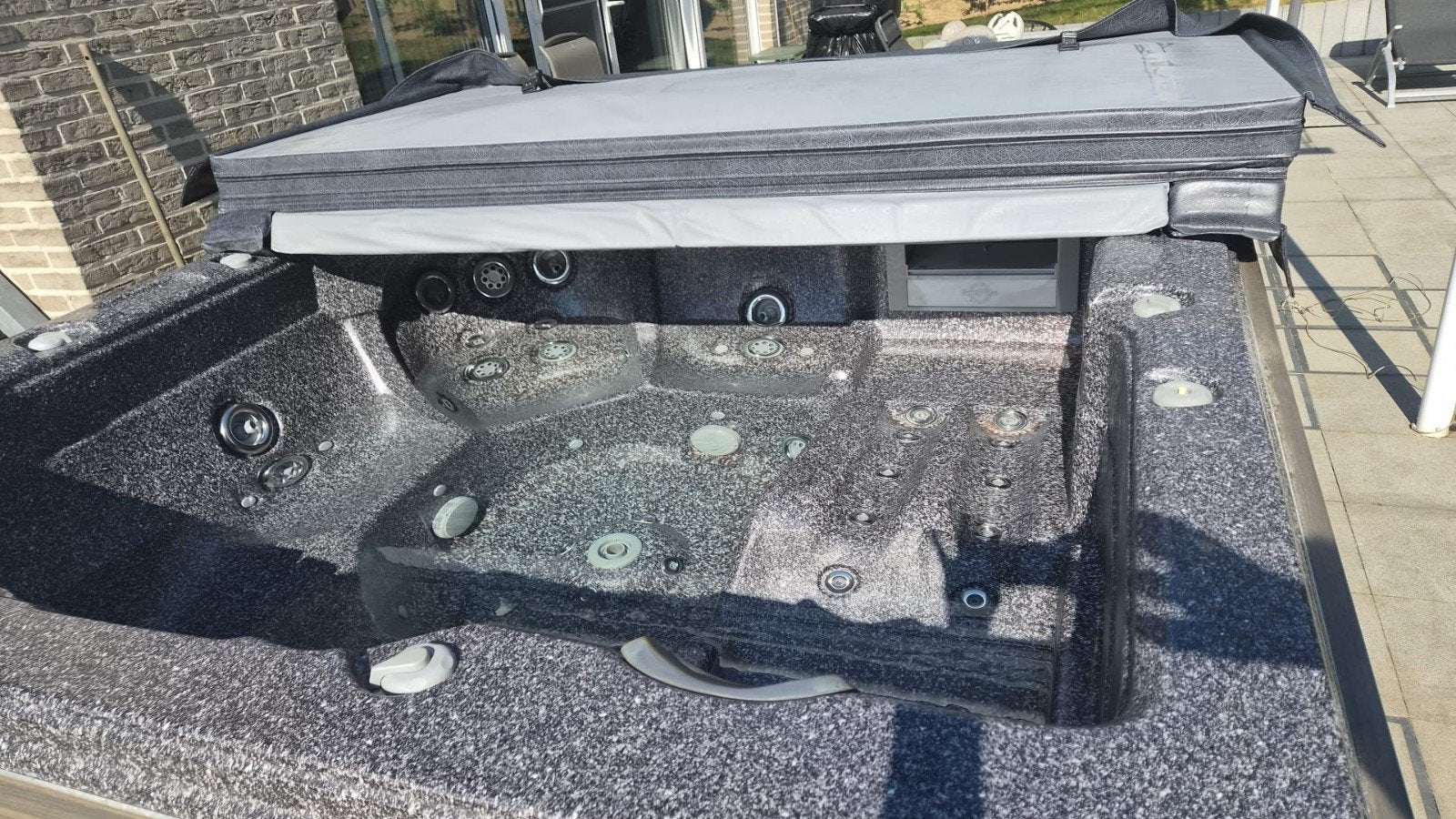 Spa série Typhoon, noir, gris scintillant, 2000 litres, 6 pl, Enlèvement, Utilisé, Escalier, Fixé