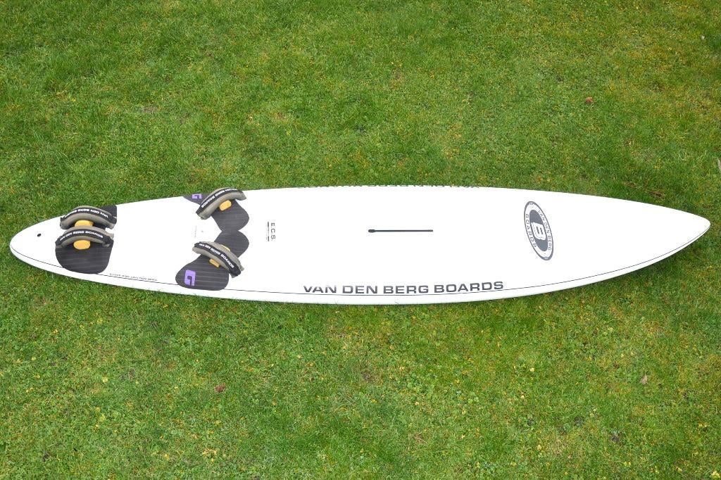 Van den Berg 278 Slalom board, Watersport en Boten, Windsurfen, Gebruikt, Plank, Overige merken, 250 tot 300 cm, Met voetbanden