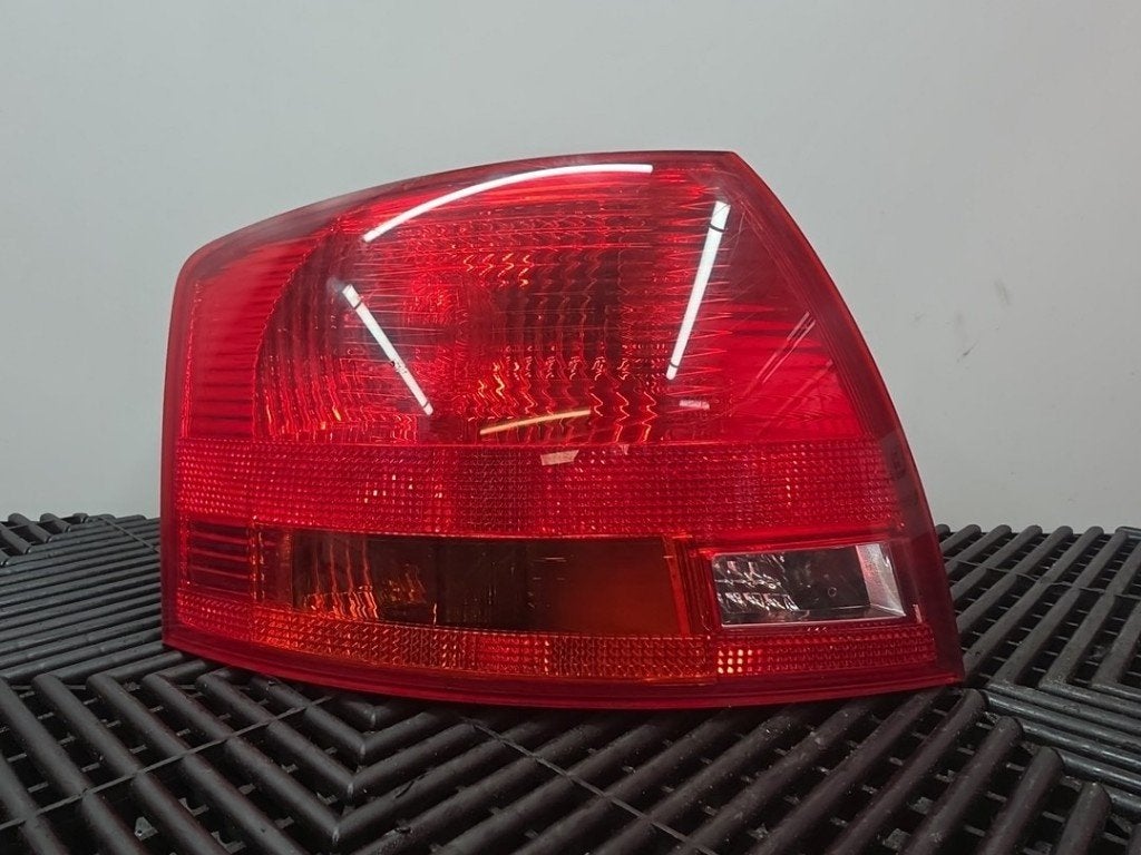FEU ARRIÈRE GAUCHE Audi A4 Avant (B7) (|8E9945095E|), Auto-Union-Straße  1,
85057  Ingolstadt, DE, Info@audi.de, Audi, Utilisé